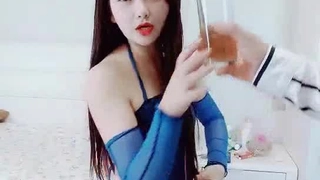顶级网红女神来袭！浴缸湿身极度诱惑！性感情趣露奶装，坐在浴缸里玩水，自摸扣穴，无毛小穴超诱人