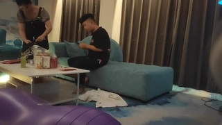 少女女友在宿舍房间里被猛烈地操