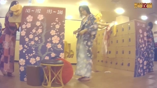 两个大学女孩在第一次尝试阴茎时探索她们的女同性恋欲望