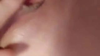穿着丝袜的兴奋少女享受她的阴道