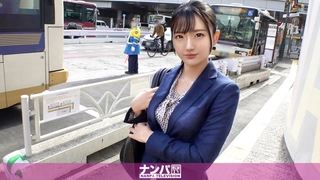 日本小胸部少女被两个年长的男人勾引参加三人行