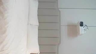 年轻女孩在厨房里自慰